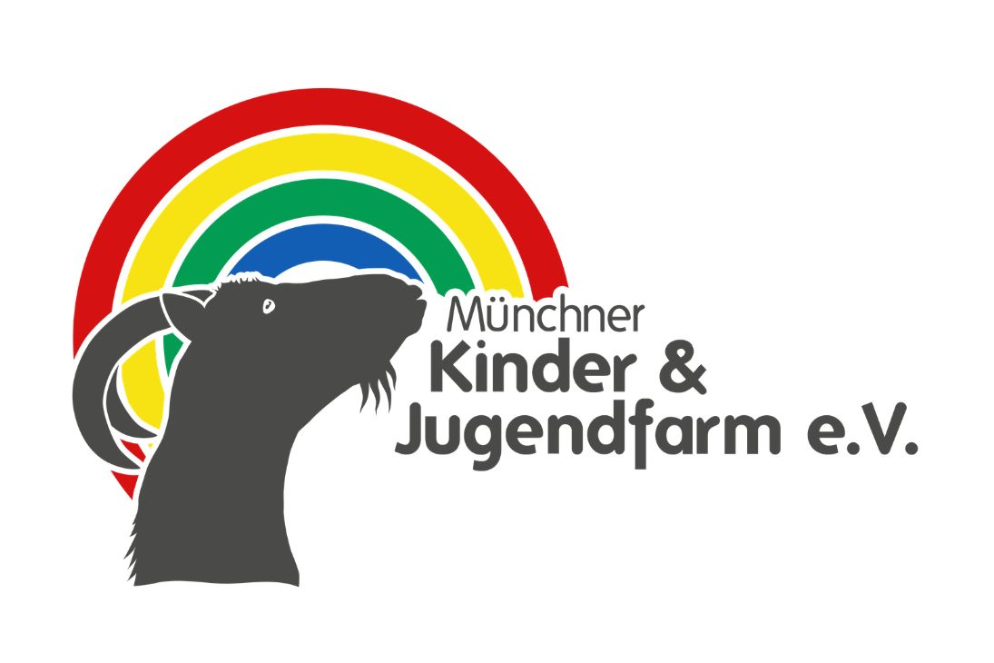 weißer Hintergrund - im Vordergrund in Grau der Kopf eines Ziegenbocks und daneben der Schriftzug der Münchner Kinder und Jugendfarm e.V. - Kopf und Schriftzug werden ergänzt durch vier ineinanderliegenden Ringen in vier Farben: außen rot und nach innen gehend gelb grün und blau
